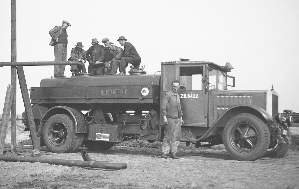 Tankwagen mit Mitarbeitern schwarz-weiß