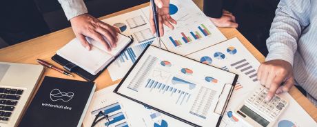 Tisch mit Unterlagen, Tabellen und Diagrammen zum Thema Investor Relations von Wintershall Dea