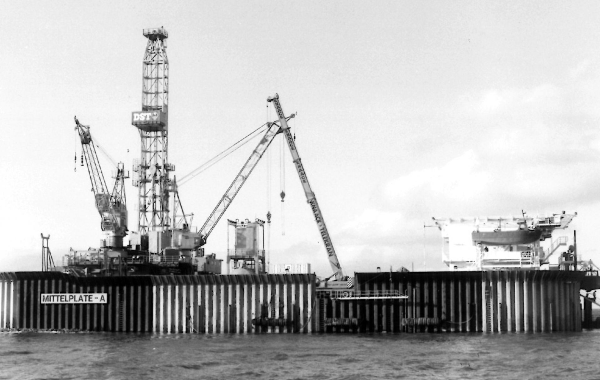 Plattform Mittelplate schwarz-weiß