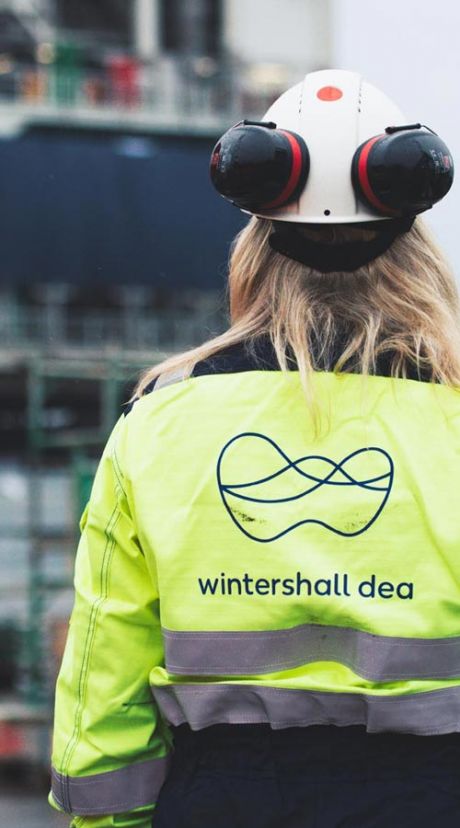 Two Wintershall Dea employees in yellow protective clothing